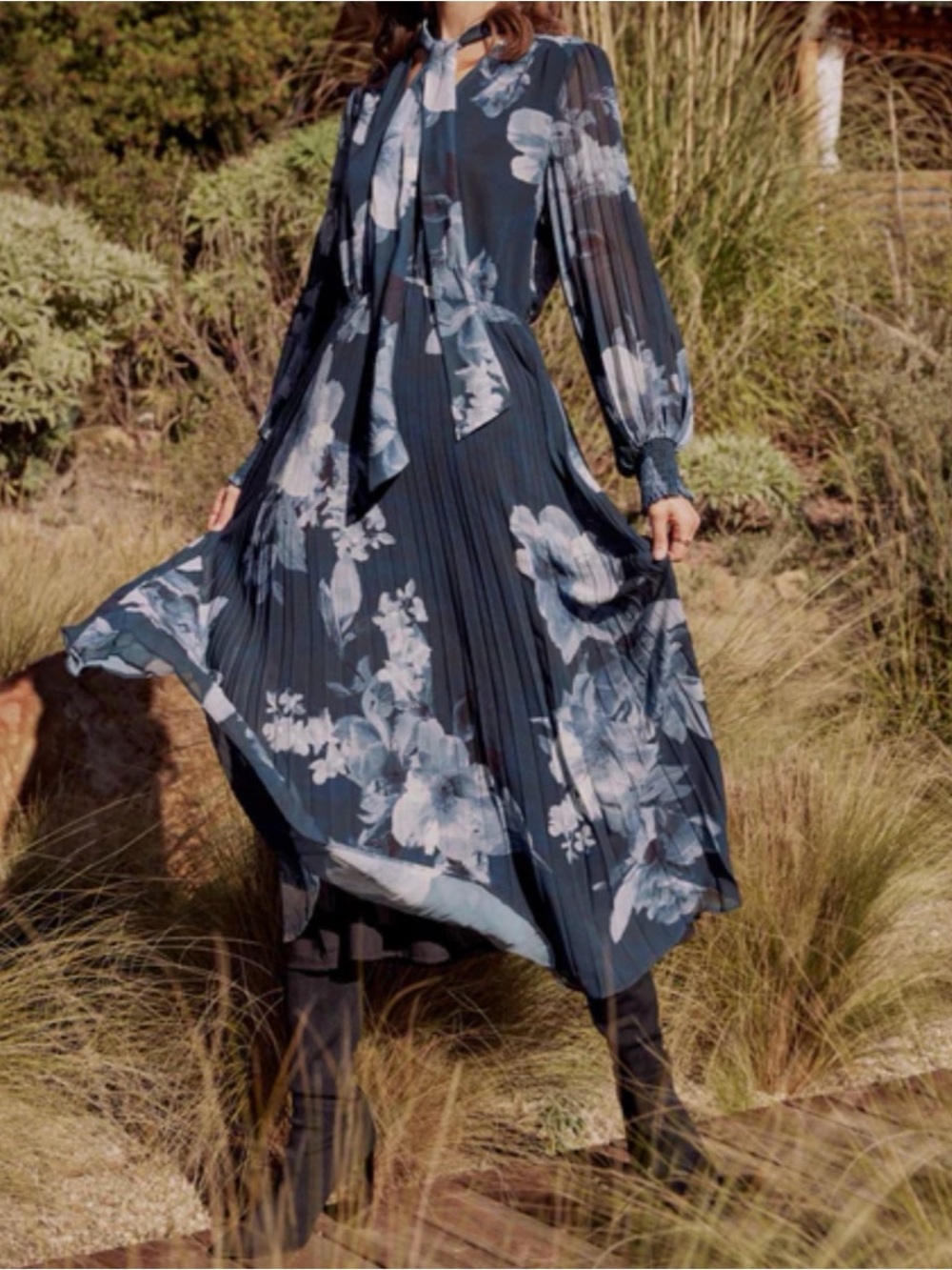 Women's Navy Blue Floral Pleated Long-Sleeve Midi Dress